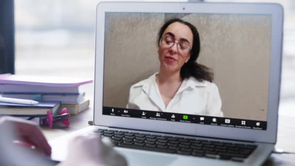 Close up woman Korzystanie z technologii wideokonferencji w kuchni do rozmów wideo z kolegą w domu i w biurze — Wideo stockowe