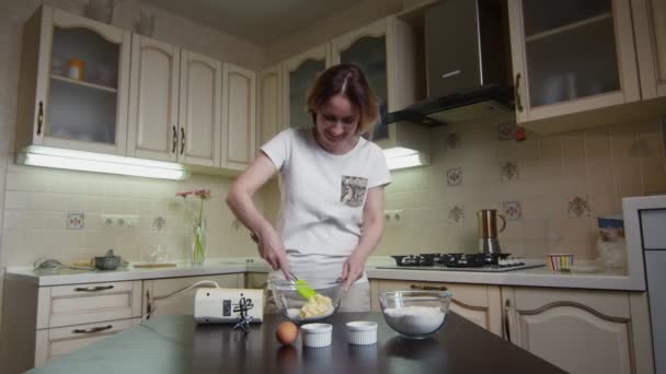 Hausfrau mixt in der Küche mit Silikonspachtel Butter und Zucker für Kuchen — Stockvideo