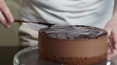 Ev hanımı pastaya krema döktü.