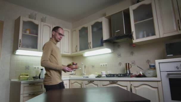 Männlicher Koch legt in Küche einen neuen Schokoladenkuchen auf den Tisch — Stockvideo