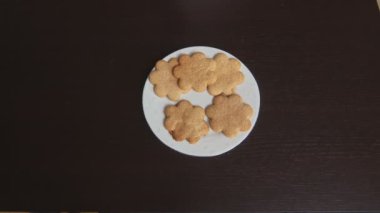 Üst düzey çocuk eller taze kurabiyeleri tabaktan alır. Aile için ev yapımı kurabiyeler..