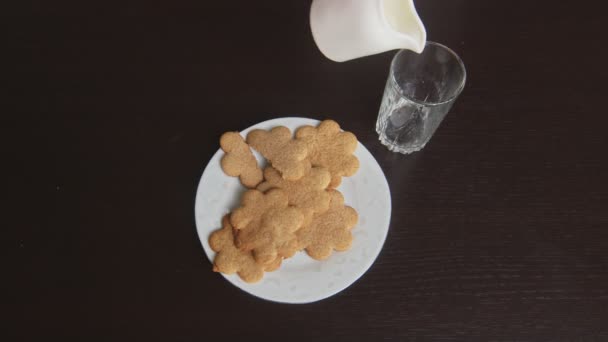 Ovanifrån av plattan med kakor och kopp mjölk — Stockvideo