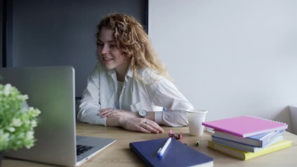 Young woman student uses laptop to works or study, she looks at screen and shakes head — Stock Video