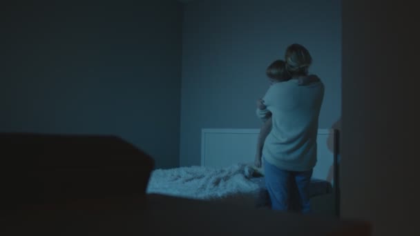 Madre pone niño a la cama besos cabeza antes de dormir — Vídeo de stock