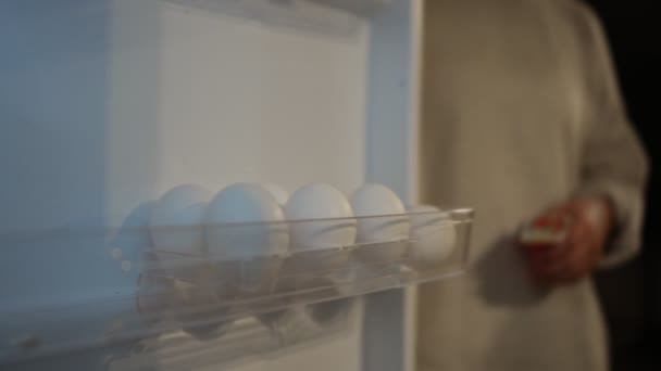 POV tourné à l'intérieur d'un réfrigérateur de femme ouvrant la porte et sortant de la nourriture — Video