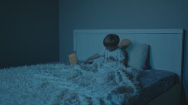 Küçük işadamı geceleri dizüstü bilgisayar kullanıyor.