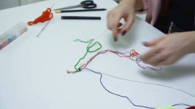 Masada kadın bileziği dokuyor.