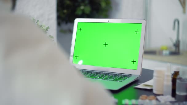 Hombre africano enfermo irreconocible mira el cuaderno con pantalla verde — Vídeo de stock