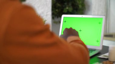 Not defterine yeşil ekranlı, hasta, Afro-Amerikan erkek tiplerini kapatın.