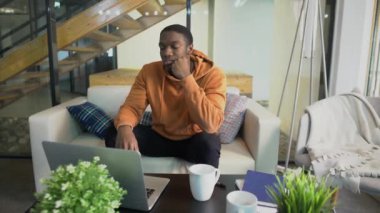 Genç Afro-Amerikan iş adamı serbest çalışan öğrenci defterine baktı ve kafasını salladı.