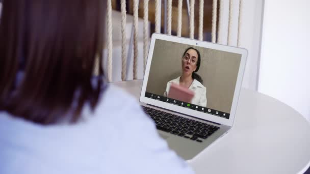 Nærbillede af forretningsmand, der foretager konferencevideoopkald på laptop. Kvindelig agent, hr manager med distance webcam chat jobsamtale på computer i kontoret. – Stock-video