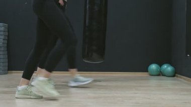 İki kadın sakızla ileri doğru hamle yapıyor.