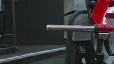 Kaslı afro adama yaklaşın Olimpik halter tutacağında ağırlık plakası takın