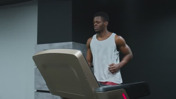 非裔美国男性拳击手在跑步机上跑，在体育馆里锻炼 — 图库视频影像