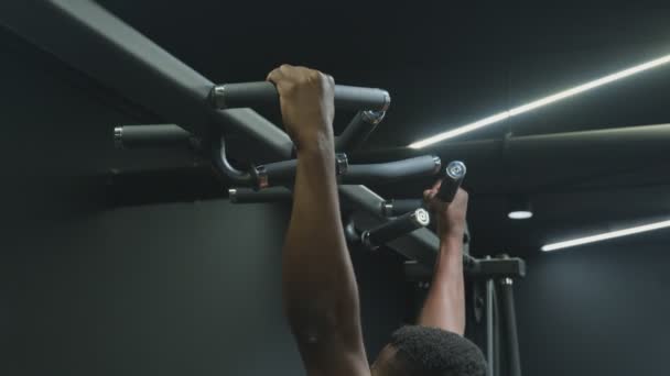 Bonito homem musculoso afro-americano fazendo pull ups na barra horizontal — Vídeo de Stock