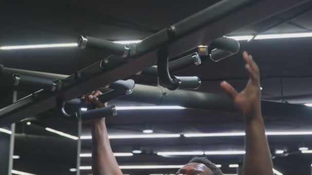 Close up of handsome afro american muscular man doing pull ups on horizontal bar — Αρχείο Βίντεο