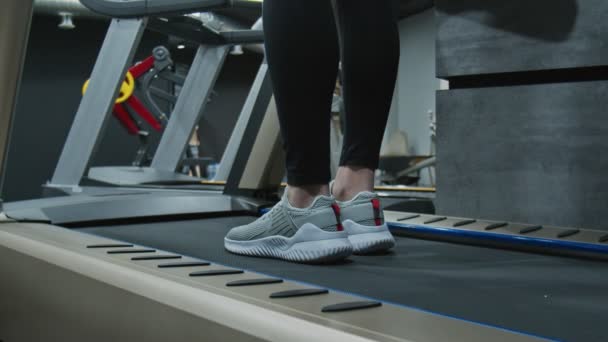 Kembali ke bawah melihat perempuan mulai berjalan untuk memperingatkan di atas treadmill menutup — Stok Video