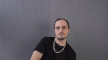 Yakışıklı adam hip hop yapıyor, dans stüdyosunda serbest dans ediyor..