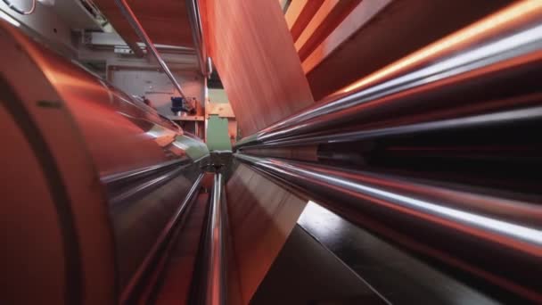 Una máquina trabaja, rodando el periódico impreso en la instalación de tipografía. — Vídeos de Stock