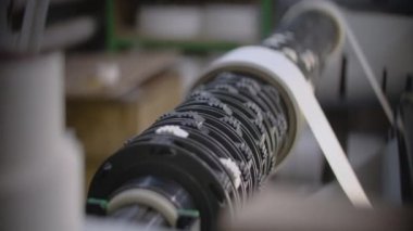 Sanayi makinesi ahşap kapılar yapıyor. Atölyedeki kapı üretimi için otomatik cihaz. Modern endüstri.