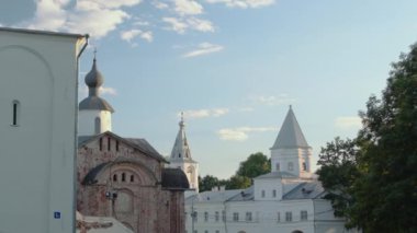 Novgorod Kremlin, Rusya, Velikiy Novgorod 'daki Rus Ortodoks beyaz taş kilisesinin hava görüntüsü.
