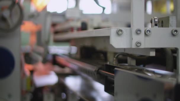 Fremstilling af døre. Industrielt udstyr til fremstilling af møbler. Automatiseret værktøjsmaskine i døre produktionsanlæg. Nærbillede. – Stock-video