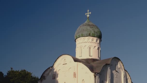 Вид с воздуха на Русскую православную церковь из белого камня в Новгородском Кремле. — стоковое видео