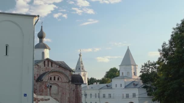 Vista aérea da Igreja Ortodoxa Russa de Pedra Branca em Novgorod Kremlin, Rússia, Velikiy Novgorod. — Vídeo de Stock