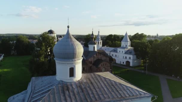 Vista aérea de la Iglesia ortodoxa rusa de piedra blanca. Rusia, Velikiy Novgorod. — Vídeos de Stock