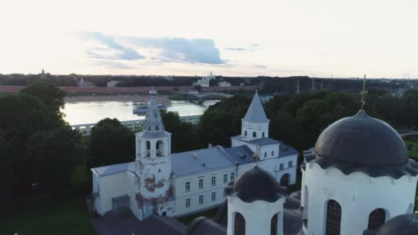 Russie, Velikiy Novgorod. Vue aérienne de l'église orthodoxe russe. Novgorod Detinets aussi Novgorod Kremlin — Video