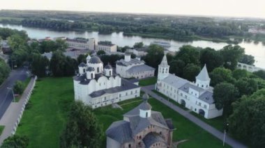 Rus Ortodoks Beyaz Taş Kilisesi 'nin hava görüntüsü. Rusya, Velikiy Novgorod. Novgorod Detinets de Novgorod Kremlin