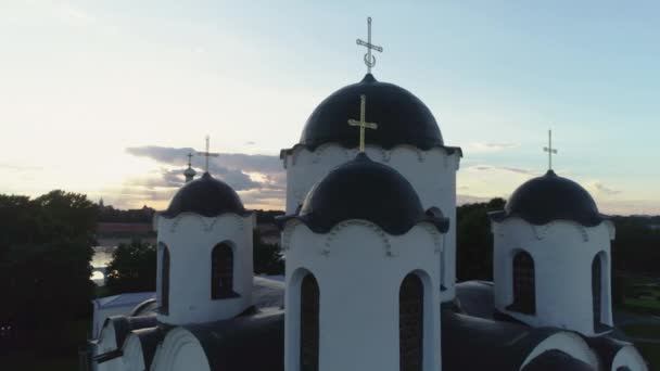 Russie, Velikiy Novgorod. Vue aérienne de l'église orthodoxe russe. Novgorod Detinets aussi Novgorod Kremlin — Video