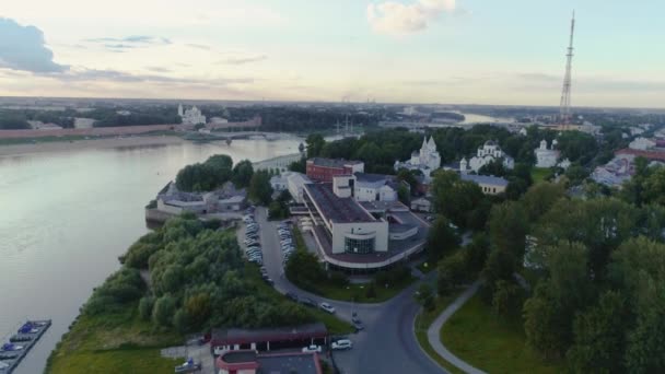 Veduta aerea di Velikiy Novgorod. Fiume Volhov e Novgorod Detinets anche Novgorod Cremlino — Video Stock
