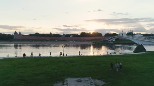 Luchtfoto van Velikiy Novgorod. Volhov rivier en Novgorod Detinets ook Novgorod Kremlin — Stockvideo