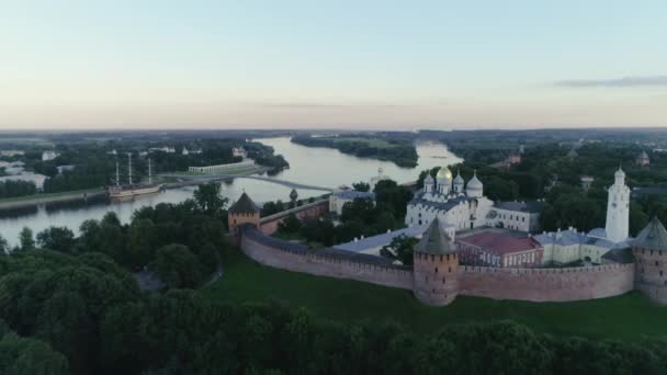 Rusya, Velikiy Novgorod. Rus Ortodoks Kilisesi Havadan Görünümü — Stok video
