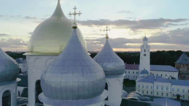 Rosja, Velikiy Nowogród. Widok z lotu ptaka na Rosyjski Kościół Prawosławny — Wideo stockowe