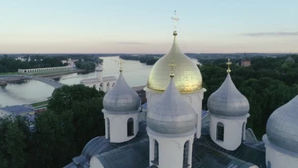 Vue Aérienne de L'église Russe Orthodoxe en Pierre Blanche. Russie, Velikiy Novgorod. — Video