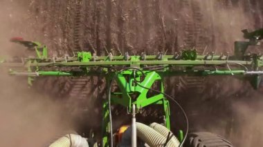 Toprağı sürüp tarlayı süren bir sabanın yakın çekimi ekin için bir çukur açar. Toprağı ekin ekmeye hazırlar..