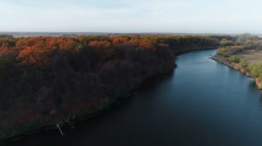 Finlandiya 'nın güzel sonbahar doğa manzarası. Nehrin üzerinde uçuyor, bataklıklar, karışık ormanlar, yeşil yapraklar ve sarı normal ağaçlar..