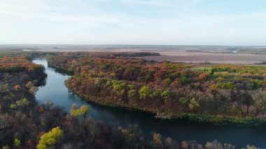 Finlandiya 'nın güzel sonbahar doğa manzarasının en güzel manzarası. Nehrin üzerinde uçuyor, bataklıklar, karışık ormanlar, yeşil yapraklar ve sarı normal ağaçlar..