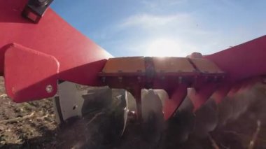 Ayçiçeği tarlasını hasat etmek için hasat makinesini kapatın. Ayçiçeği tarlası hasat makinesini birleştirin..