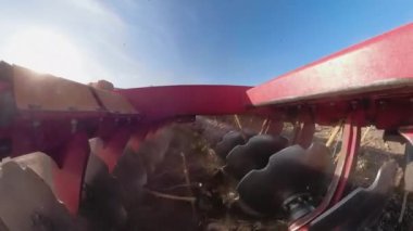 Ayçiçeği tarlasını hasat etmek için hasat makinesini kapatın. Ayçiçeği tarlası hasat makinesini birleştirin..