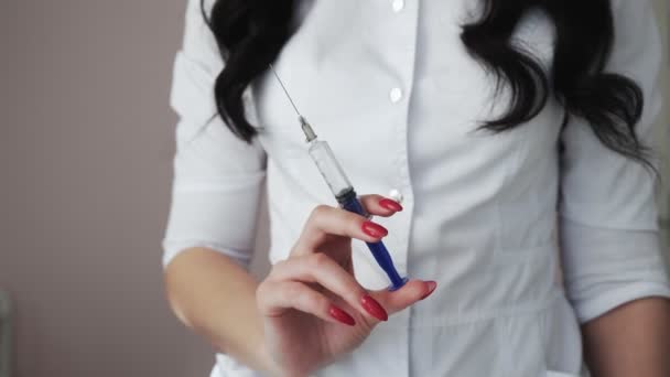 Femme médecin tient seringue aiguille et gicler la médecine hors de seringue — Video