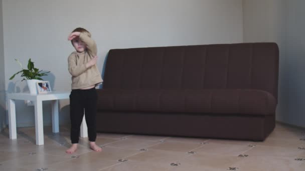 Adorable lindo niño bailando y saltando divertirse en casa — Vídeos de Stock