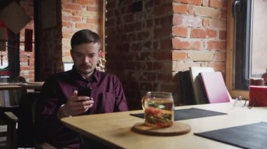 Çin Çay Kafesi 'nde cep telefonu kullanan genç adam.