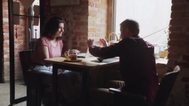 Gülümseyen bir çift kafeteryada romantik buluşmalardan zevk alıyor. Çin çay kafesinde birlikte vakit geçiriyorlar. Adam kadın bilgisayarını kapatıyor.