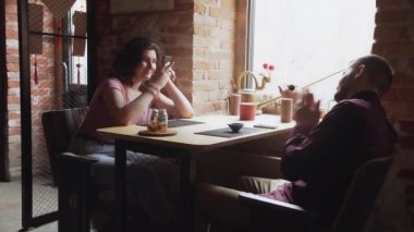 Kadın erkek arkadaşının fotoğrafını çekiyor. Çin Çay Kafesi 'nde birlikte rahatlayan çiftler.