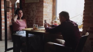 Adam kız arkadaşının fotoğrafını çekiyor. Çin Çay Kafesi 'nde birlikte rahatlayan çiftler.