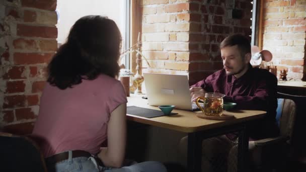 Casal sorridente desfrutando de reunião romântica no café conversando passar tempo juntos no café de chá chinês. Mulher fecha homem laptop — Vídeo de Stock