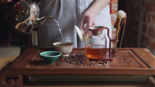 Завершает китайскую чайную церемонию чайный мастер. Китайский чай. — стоковое видео
